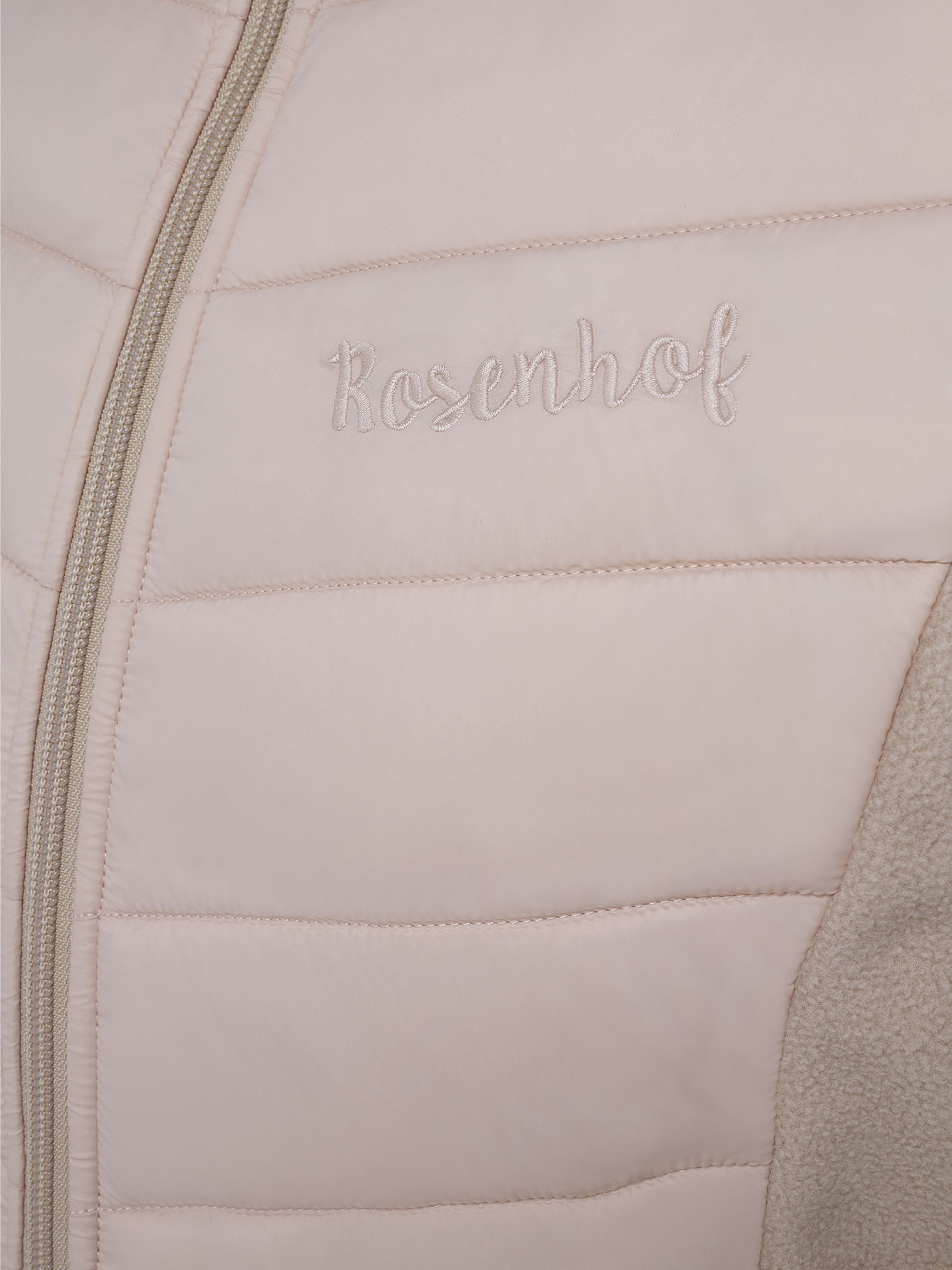 Gesticktes Rosenhof Logo auf gesteppter beiger Damen Hybridjacke