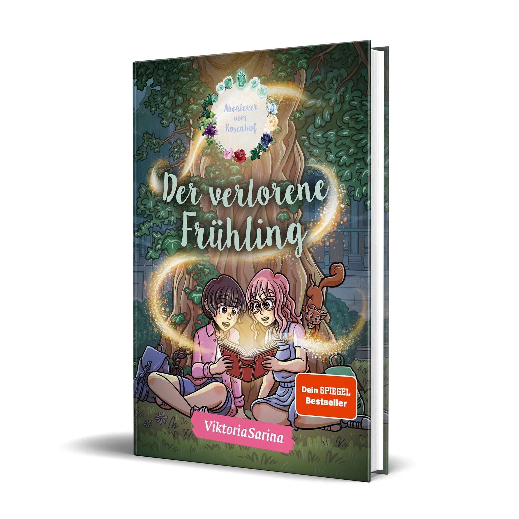 3D-Darstellung des Buchcovers „Der verlorene Frühling“ aus der Reihe „Abenteuer vom Rosenhof“ von ViktoriaSarina. Zwei Mädchen sitzen vor einem großen Baum und lesen ein leuchtendes Buch, während goldener Zauberstaub um sie wirbelt.