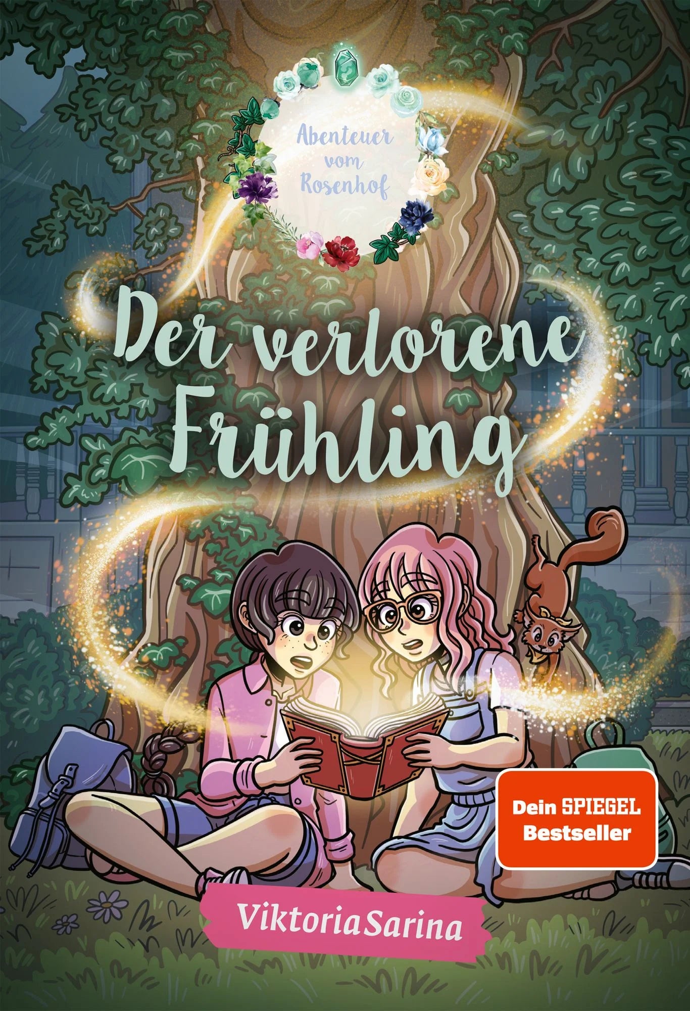 Illustration des Buchcovers „Der verlorene Frühling“. Zwei Mädchen sitzen im Wald vor einem riesigen Baum und schauen überrascht in ein magisches Buch. Ein Eichhörnchen hängt kopfüber an einem Ast, goldene Lichtspuren umgeben die Szene.